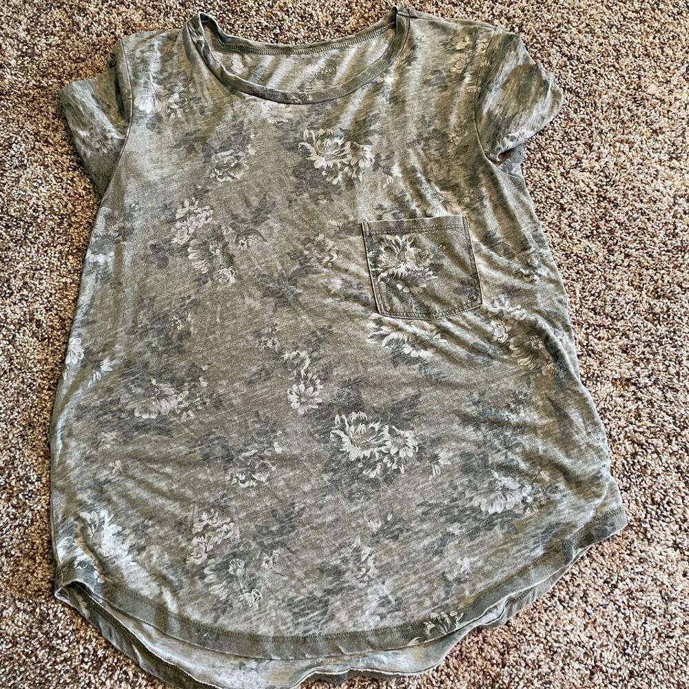 American Eagle floral tee with pocket